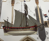 Model van een boeier. Hangend blokmodel in Kerkschip van de St. Bavokerk in Haarlem. Het oudste scheepsmodel in een Nederlandse kerk.