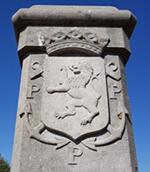 Detail van grenspaal van de convooien en licenten. De stenen paal markeert de grens van het ressort (gebied) waarover de Admiraliteit op de Maze de heffingen inde op de convooien en licenten (douanerechten). Deze paal staat in Budel, Noord-Brabant.