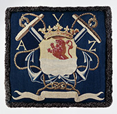 Kussenovertrek met het wapen van de Admiraliteit van Zeeland. Op dergelijke kussens zaten de Raden ter Admiraliteit tijdens vergaderingen. Behalve het wapen van Zeeland zijn twee gekruiste ankers (symbool van de oorlogsvloot) met ankerkabels afgebeeld en de letters A(dmiraliteit) en Z(eeland). Het kussen is in 1670 gemaakt voor Gerard Bors van Waveren, Raad ter Admiraliteit van Zeeland, namens Amsterdam.