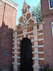 Admiraliteitspoortje. Van het Admiraliteitsgebouw in Hoorn is alleen dit poortje uit 1607 nog over. 