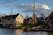 Scheepshelling van de Admiraliteit aan het Grootdiep in Dokkum. De helling op de foto is het restant van de werf waar schepen van de Admiraliteit van Friesland werden gebouwd en onderhouden. De helling maakt tegenwoordig deel uit van Museum Dokkum.