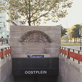 Restant van het arsenaal van de Admiraliteit. Dit beeldhouwwerk met het wapen van de Admiraliteit op de Maze werd gered uit de ruïne van het arsenaal. Het bevindt zich nu boven de toegang tot de metro op het Oostplein in Rotterdam.
