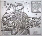 ’s Lands Werf te Hoorn. Geheel boven, rechts van de haveningang zijn de werf en het magazijn van de Admiraliteit van het Noorderkwartier weergegeven.