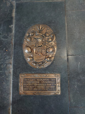 Graf van geschutgieter. Deze zerk in de Laurenskerk te Rotterdam bedekt het graf van Jan Cornelisz Ouderogge (1573 of 1574-1625), geschutgieter voor de Admiraliteit op de Maze. Ouderogge goot ook andere bronzen voorwerpen, onder meer het bekende standbeeld van Erasmus naast de kerk waar hij is begraven.