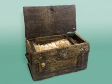 Eieren. Kist met eieren aangetroffen in beurtschip B 71 (1587-1625), opgegraven in 1980/1981 in Lelystad.
