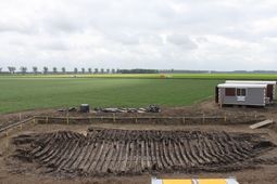 Voorschip. Overzicht van de inhouten en het breed uitwaaierende voorschip van scheepswrak E 34 gevonden in Oostelijk Flevoland in de gemeente Lelystad en opgegraven in 2011/2012.