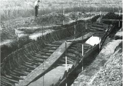 Wrakvondst van tjalk. Opgraving van een tjalk, vergaan in 1787, op kavel B 6, langs de Noordermeerdijk tussen de dorpen Creil en Rutten in de Noordoostpolder. Het wrak is opgegraven in 1955.