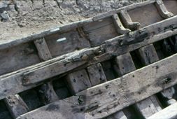 Wrakvondst van een vrachtschip. Opgehoogde zijde van vrachtschip L 1, opgegraven in 1990 in Zuidelijk Flevoland (16 km te noorden van Nijkerk) met een vast boeisel dat met kleine knietjes, die op het binnenboord staan, is bevestigd.