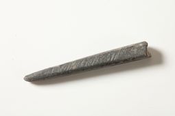 Griffel. Griffel uit eind zeventiende eeuw, gevonden in scheepswrak M 65, opgegraven tussen 1963 en 1969 in Oostelijk Flevoland, ten zuidoosten van Dronten.