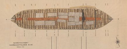 Zeventiende-eeuws vrachtschip met zandsteen. Bovenaanzicht scheepswrak R 43 (opgegraven in 1948 nabij Marknesse in de Noordoostpolder), geladen met Bentheimer zandsteen. Het scheepswrak dateert uit de tweede helft van de zeventiende eeuw.