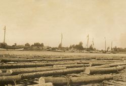 Zeetjalken. Groninger zeetjalken in een houtoverslag op de Daugava bij Riga. De tweede tjalk van rechts was eigendom van de familie Hindriks, Kiel-Windeweer (Groningen).
