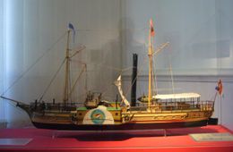 Stoomboot <em>De Zeeuw</em>. De stoomboot <em>De Zeeuw</em>, die in 1824 in bedrijf kwam, werd ontworpen door directeur Gerhard Moritz Roentgen van de Nederlandsche Stoomboot Maatschappij, terwijl de stoommachine werd vervaardigd door de Belgische onderneming van John Cockerill bij Luik. Het vaartuig was de eerste stoomboot, die het moeilijke Rijntraject met zijn hoge stroomsnelheden tussen Koblenz en Bingen wist te bevaren.