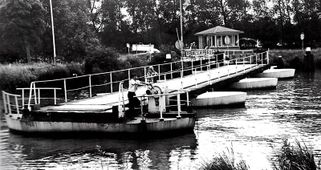 De Kraneschipbrug over het Merwedekanaal bij Meerkerk. Vroeger kwamen op de Nederlandse rivieren en grote kanalen een groot aantal schipbruggen voor. Veel van deze bruggen dateerden uit de tijd toen het technisch nog niet mogelijk was om een grote overspanning te maken. Om de scheepvaart dan toch te laten passeren waren er drie mogelijkheden: de schipbrug werd voorzien van een ophaalbrug, de schipbrug werd voorzien van een brugdeel dat kon worden weggevaren, of de schipbrug werd zodanig uitgevoerd dat de hele brug kon draaien. De Kraneschipbrug behoorde tot de laatste categorie. De brug werd in 1989 vervangen door een normale brug en ligt nu in de Leuvehaven in Rotterdam.