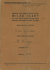 Bevrachtingsboekje uit 1937-1944 van schipper H. Draayer. Om te controleren of een schipper zich aan de regels van de Wet op de Evenredige Vrachtverdeling hield, werd een bevrachtingsboekje bijgehouden. In dit boekje werden zijn reizen, de datum van in- en uitschrijving, de aard en omvang van de lading, de vrachtprijs en de naam van de bevrachter aangegeven.