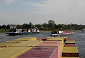 Ontmoeting van drie van de grootste containerschepen op de Rijn bij Düsseldorf, circa 2012. De grootste containerschepen hebben een lengte van 135 meter en kunnen ongeveer 500 containers vervoeren. Op de foto is duidelijk te zien dat de schipper vanaf zijn stuurpositie niet rechtstreeks kan zien of zich kort voor zijn schip, in de zogenaamde dode hoek, een obstakel bevindt. Voorschrift is dat dit gebied moet worden bewaakt met camera’s of door een bemanningslid op de uitkijk.