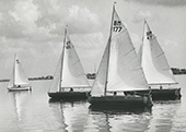 Wedstrijd met zeiljachten van het type Bergumermeer (BM) op het Sneekermeer tijdens de Sneekweek, 1954. In 1928 ontwierp de kapper Hendrik Bulthuis een klein houten zeilvaartuig, de BM, geschikt voor watersporters met een krappe beurs. Hij gebruikte hiervoor een zelf ontwikkelde bouwmethode, waarbij de huid was opgebouwd uit vele smalle houten latten. Het vaartuig had een lengte van 4,75 meter en een zeiloppervlak van 11,8 m². Na de Tweede Wereldoorlog was dit vaartuig bij veel watersporters weinig geliefd, vanwege zijn slechte vaareigenschappen.