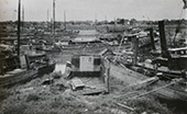 Verwoesting in de haven van Maasbracht, 1944. Tussen 1942 en 1946 liep het totale laadvermogen van de Nederlandse binnenvaartvloot terug van 4,7 ton naar 2,7 miljoen ton. Duizenden schepen waren door beschietingen, bombardementen en vorderingen voor militaire doeleinden gezonken, uitgebrand, zwaar beschadigd, of zoekgeraakt. In het Ruhrgebied lagen havens als Ruhrort lagen vol met Nederlandse scheepswrakken. In de Nederlandse zuidelijke provincies brachten de Duitsers bij hun terugtocht honderden schepen tot zinken om te voorkomen dat ze in geallieerde handen zouden vallen. Volgens het <em>Limburgsch</em> Dagblad lagen alleen in Maasbracht al 196 gezonken binnenschepen.