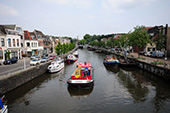 Bierboot in Utrecht, 2011. Utrecht beschikt over twee vrachtschepen, de zogenaamde bierboten, voor de bevoorrading van de cafés in de binnenstad langs de Oude Gracht. De bierboten waren in ons land de eerste vrachtschepen die met elektrische stroom werden aangedreven. Ze kunnen evenveel lading meenemen als zes bestelwagens.