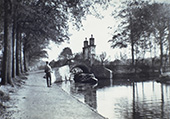 Een jongen trekt een Westlander door een brug bij Den Haag, circa 1930. Veel oude scheepstypen ontleenden hun afmetingen, vormgeving en benaming aan de eisen die de vaarroutes in hun werkgebied stelden. Zo waren er ‘Hagenaars’, afgestemd op de maximaal toegestane scheepsafmetingen naar Den Haag, en ‘Friese maatkastjes’ voor het vervoer naar Friesland en Groningen. ‘Westlanders’ waren kleine, smalle zeilvaartuigen met een lage opbouw en een strijkbare mast, afgestemd op de krappe vaarwegen in het Westland, die gemakkelijk onder kleine bruggen konden doorvaren. Vaak werden ze voortgeboomd of gejaagd. Ze werden gebruikt voor het vervoer van groente vanuit het Westland naar steden als Den Haag, Rotterdam en Leiden.