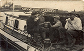 Koffiepauze, 1923. De opvarenden van de <em>Hoop op Welvaart</em> nemen even pauze voor een welverdiend kopje koffie.