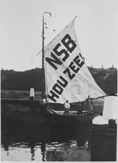 Reclame voor de NSB, vermoedelijk omstreeks 1935. Tijdens de economische crisis van de jaren dertig kwamen veel schippers in grote moeilijkheden. Dit maakte hen vatbaar voor de lokroep van het nationaalsocialisme. Deze tendens werd nog versterkt, doordat veel Rijnschippers tijdens hun reizen voortdurend aan nazistische propaganda waren blootgesteld, terwijl ze toen Hitler eenmaal aan de macht was gekomen met eigen ogen konden zien dat Duitsland zich economisch sneller herstelde dan Nederland. Als gevolg daarvan had de NSB onder schippers vrij veel aanhang. Na de Duitse inval in Nederland veranderde deze houding sterk.