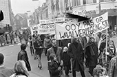 Demonstratie tegen de afsnijding van een Waalbocht bij Nijmegen, begin jaren 1970. Aan het begin van de jaren zeventig ontstond een heftig conflict tussen Rijkswaterstaat, de betrokken bewoners en de opkomende milieubeweging over de afsnijding van een scherpe bocht in de Waal bij Nijmegen. Het nieuwe riviertracé liep dwars door de Ooijpolder, een fraai, waardevol natuur- en recreatiegebied. Uitgebreid onderzoek leidde uiteindelijk tot een uitgekiende oplossing, waarbij de hele bochtafsnijding overbodig werd.