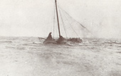 Klipperaak in nood op de voormalige Zuiderzee bij Lemmer, circa 1925. In de periode tussen de beide wereldoorlogen was binnenvaart, volgens de toenmalige maatstaven, een veilige vervoerswijze. Verreweg de meeste dodelijke slachtoffers ontstonden, doordat mensen – vaak kinderen – onverwacht overboord vielen en niet konden zwemmen.